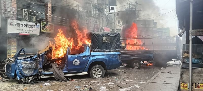 গাজীপুরের শ্রীপুরে মাওনা চৌরাস্তায় পুলিশের গাড়িতে আগুন ধরিয়ে দেওয়া হয়। শনিবার বেলা একটায় মাওনা চৌরাস্তার দিকে